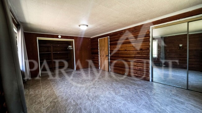 Building Photo - Spacious Log Home with Acreage!