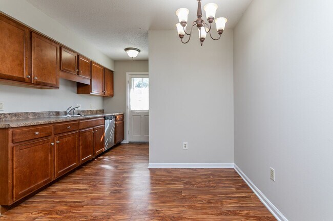 Building Photo - 2502-2502 E Morris Dr