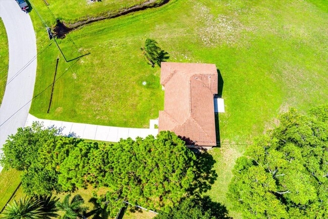 Building Photo - 2175 SE Heathwood Cir