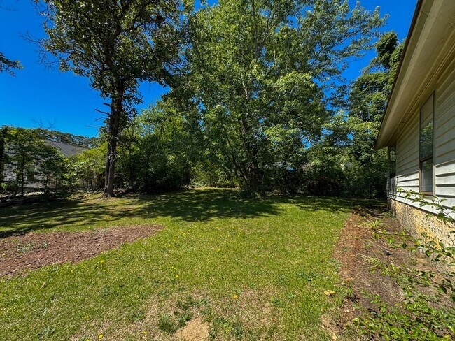 Building Photo - Beautifully Updated 3 Bed 2 Bath Home