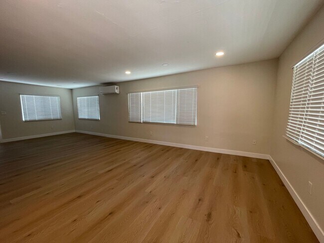 Building Photo - Beautiful 3br, 2b Duplex