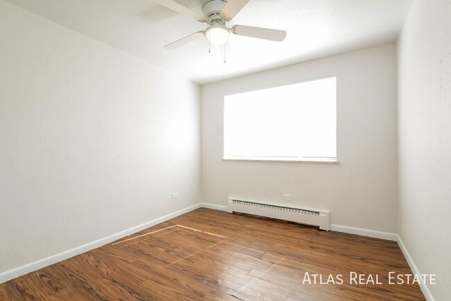 Building Photo - Top Floor 2 Bedroom Apartment Steps from R...