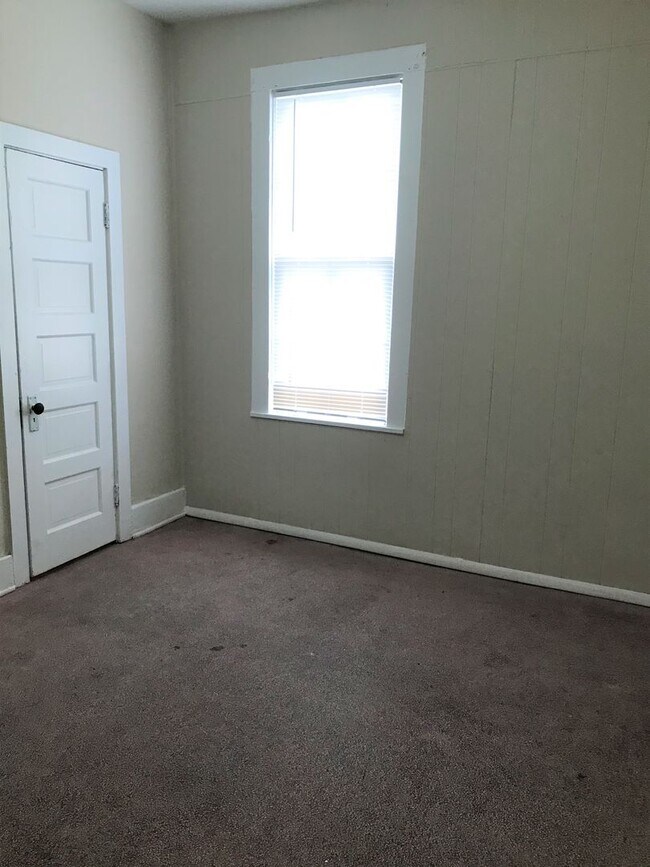 Building Photo - Recently Remodeled Studio Apartment