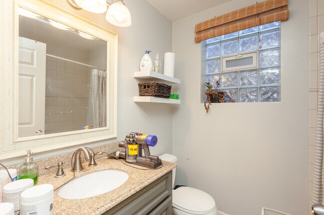 Building Photo - 1357 N Artesian Ave