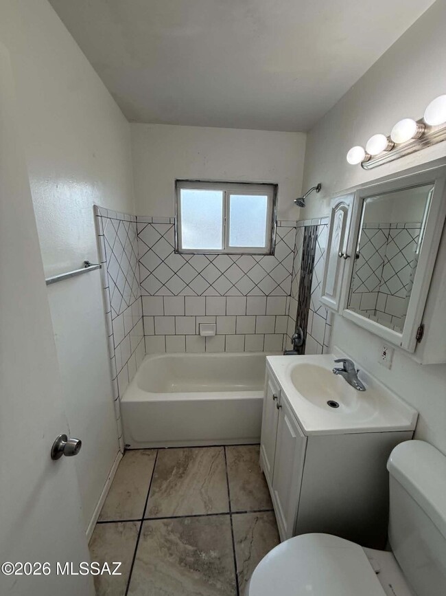 Building Photo - 4634 E Montecito St