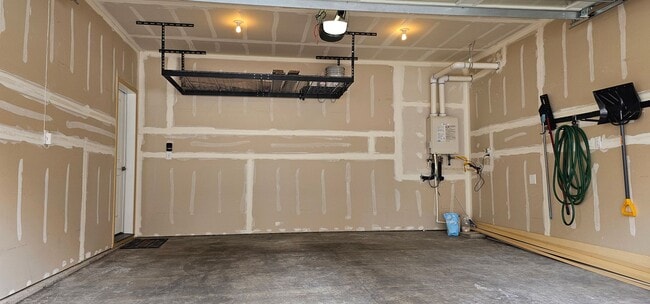 Building Photo - Spacious Bremerton Two-Story