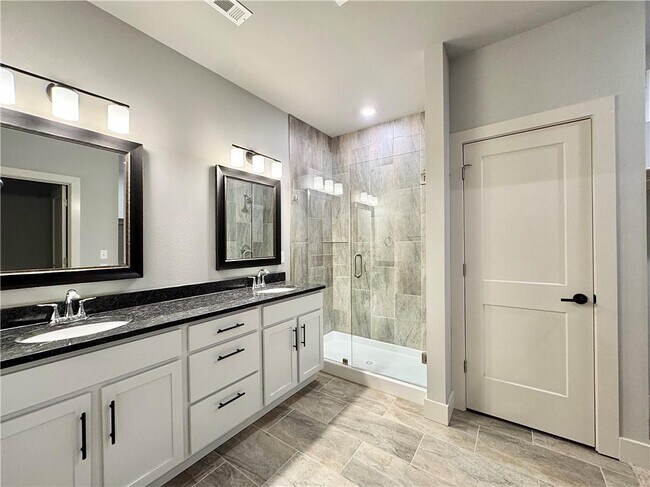 Building Photo - 1015 NE Hts Ln