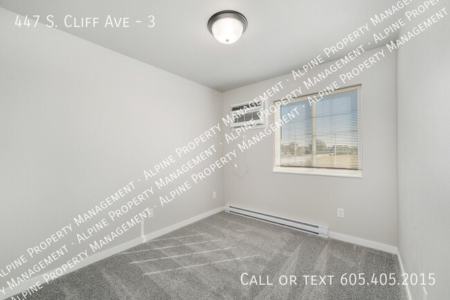 Building Photo - 447 S Cliff Ave