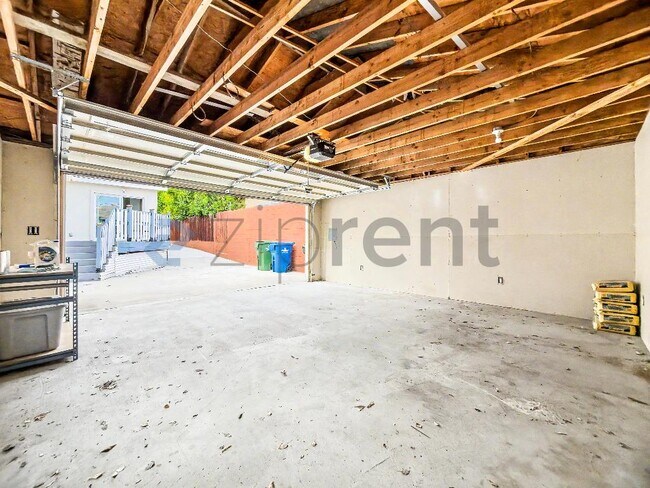 Building Photo - 914 Alpha St
