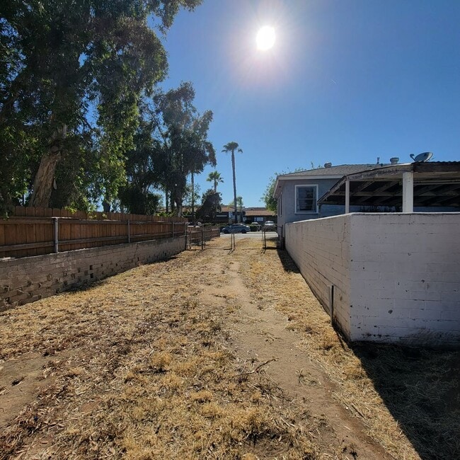 Building Photo - Adorable 2 bed 1.5 bath house with HUGE yard!!