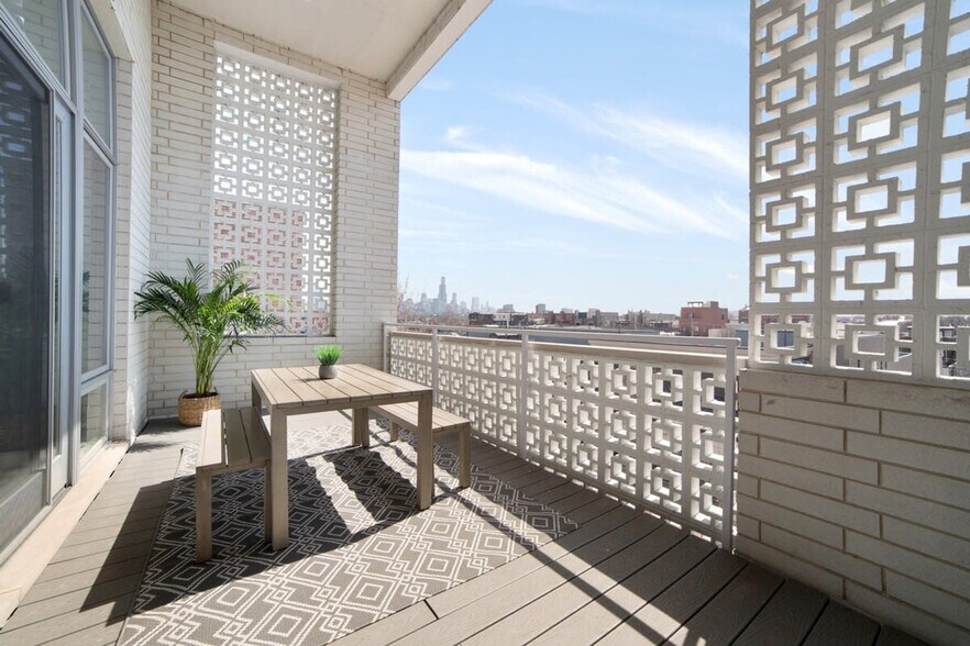 Building Photo - 2048 W Chicago Ave