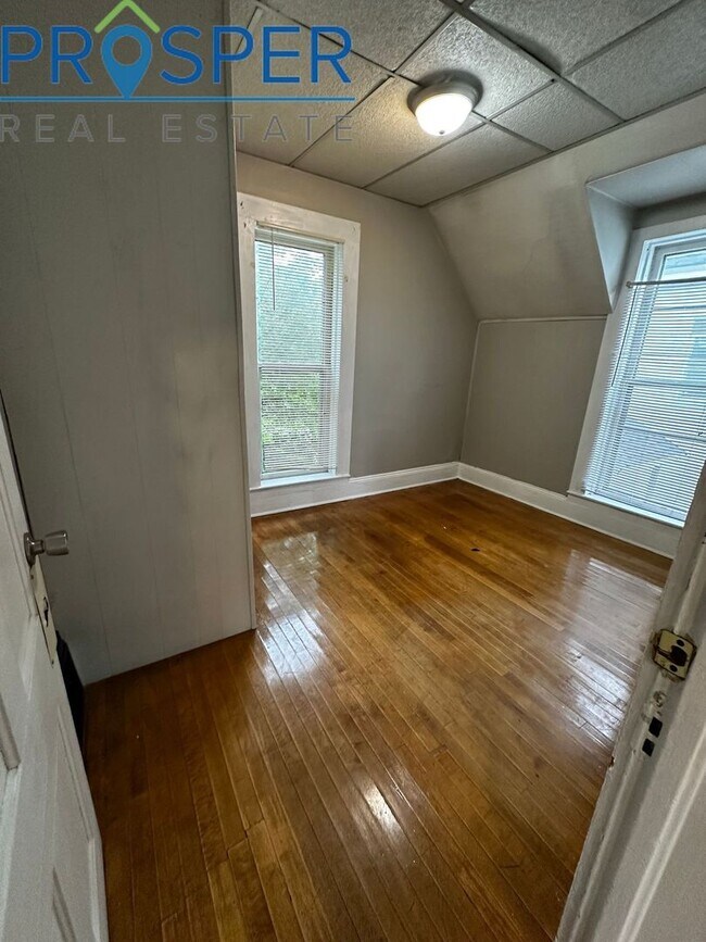 Building Photo - Charming 4 Bedroom House on Earl Street - Available June 2026