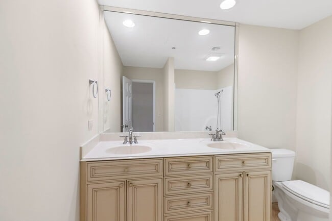 Building Photo - Rare Find! 2 Bedroom 2 Bath Condo at Magnolia Plaza