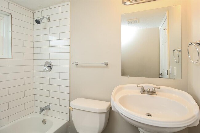 Building Photo - 4207 N Reeder Ave
