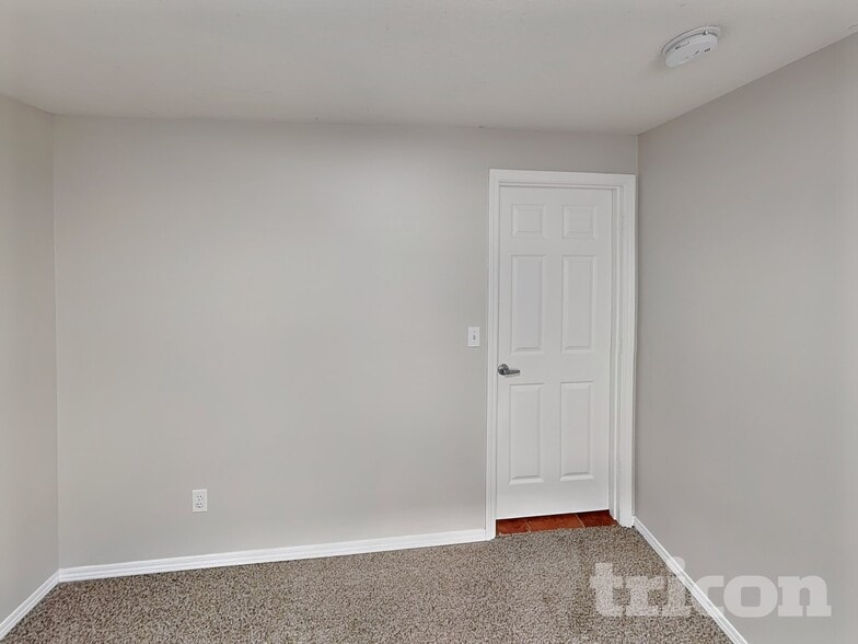 Building Photo - 16312 NE 12th St