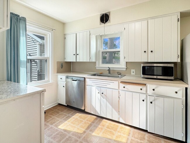 Building Photo - Lovely 3 bedroom 1.5 bathroom Cape Code st...