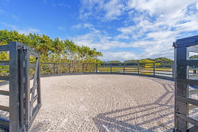 Building Photo - 13155 Southfields Rd