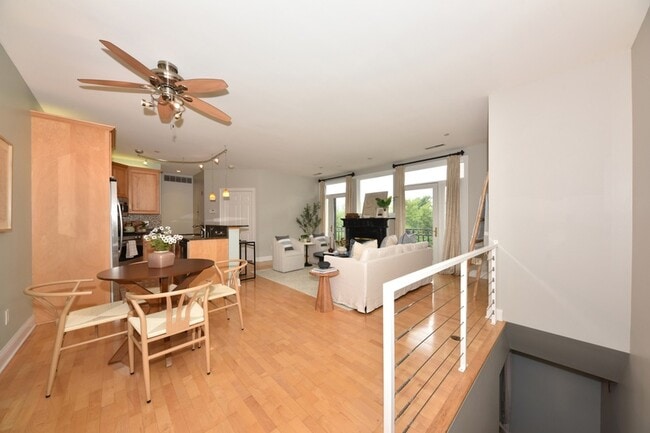 Building Photo - 1515 N Van Buren St