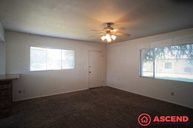 Building Photo - 1017 Paloma St