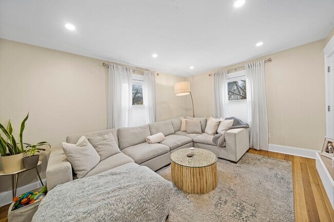 Building Photo - 57 Cook St