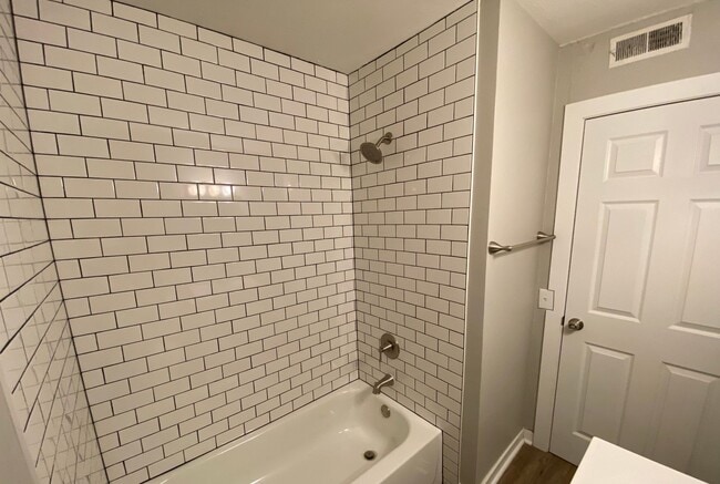 Building Photo - Charming 2 Bed 1 Bath