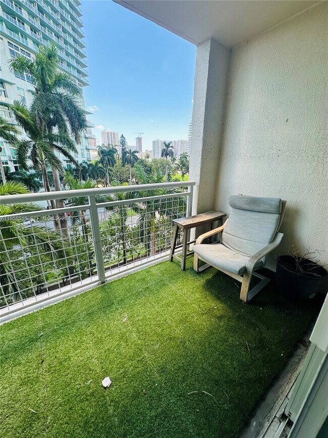 Building Photo - 2000 N Bayshore Dr