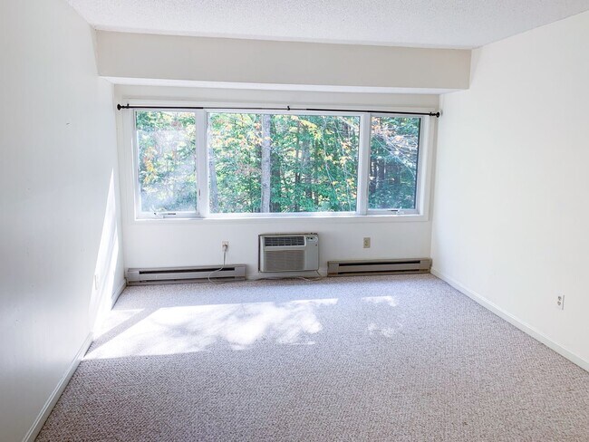 Building Photo - 3 Bedroom Condo Available for Aug. 1st