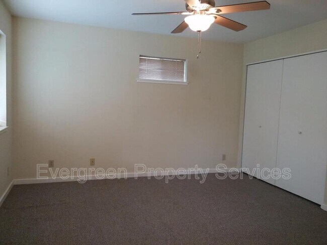 Building Photo - 846 Holly Way