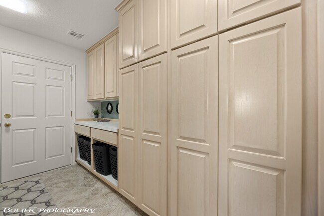 Building Photo - 887 Ironwood Dr