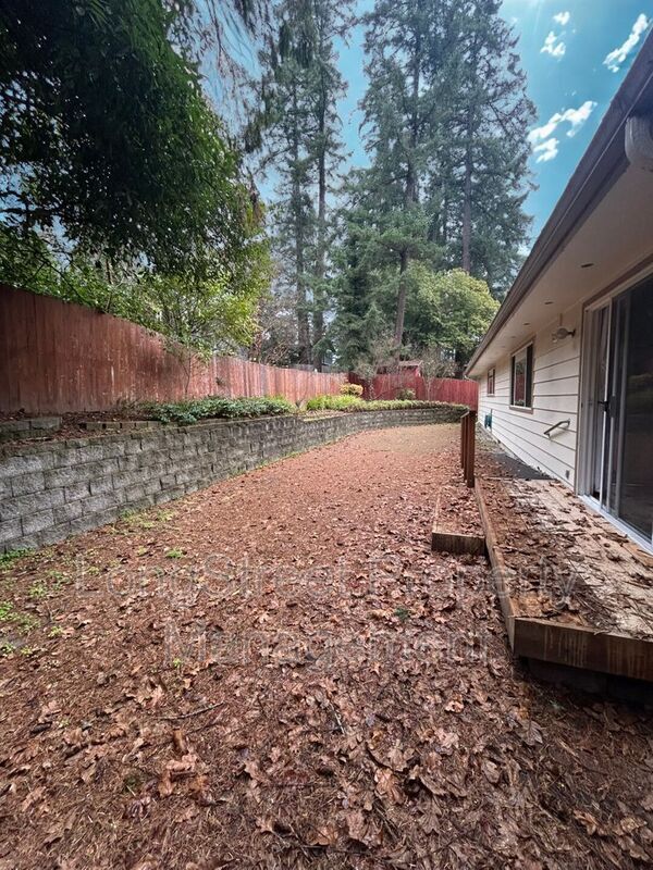 Building Photo - 3325 NW Circle Blvd