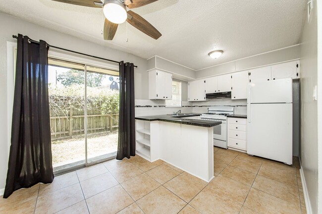 Building Photo - 2 Bedroom Apt. in Prime Location - Newly R...
