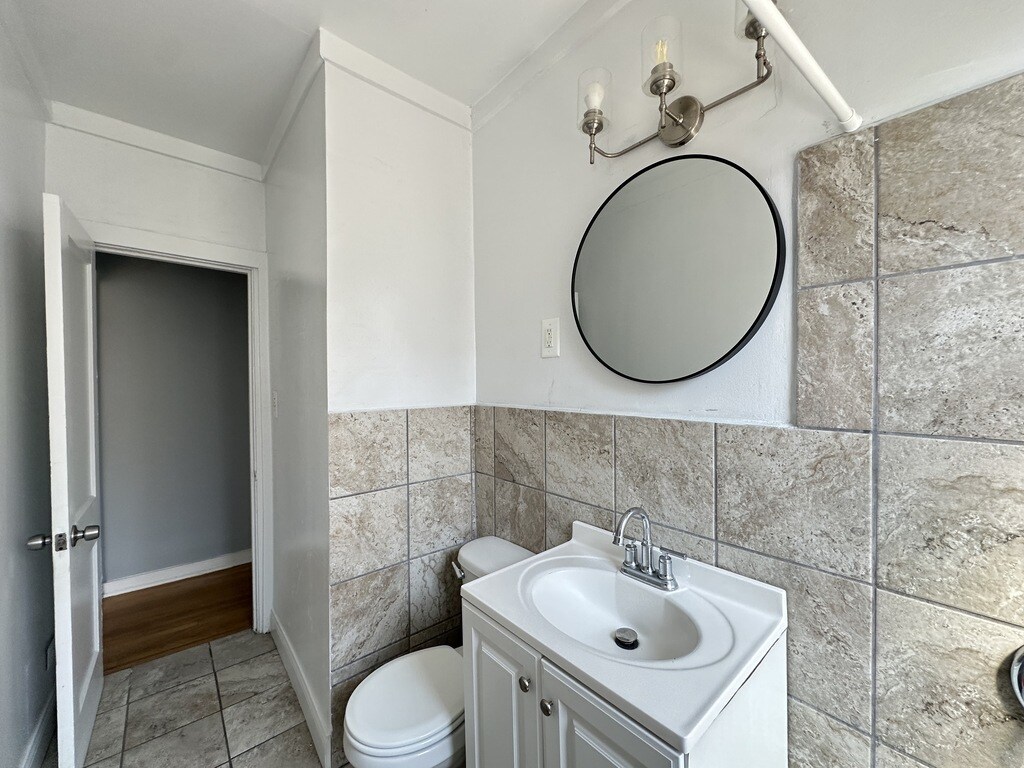 Building Photo - 5662 N Ridge Ave