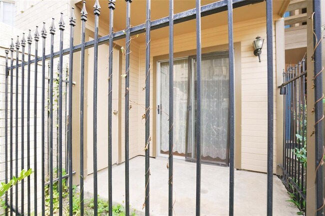 Building Photo - 2121 Hepburn St