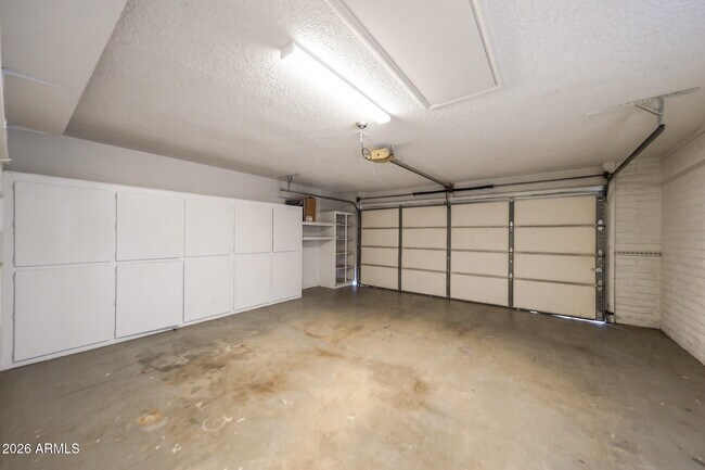 Building Photo - 212 E Eugie Ave