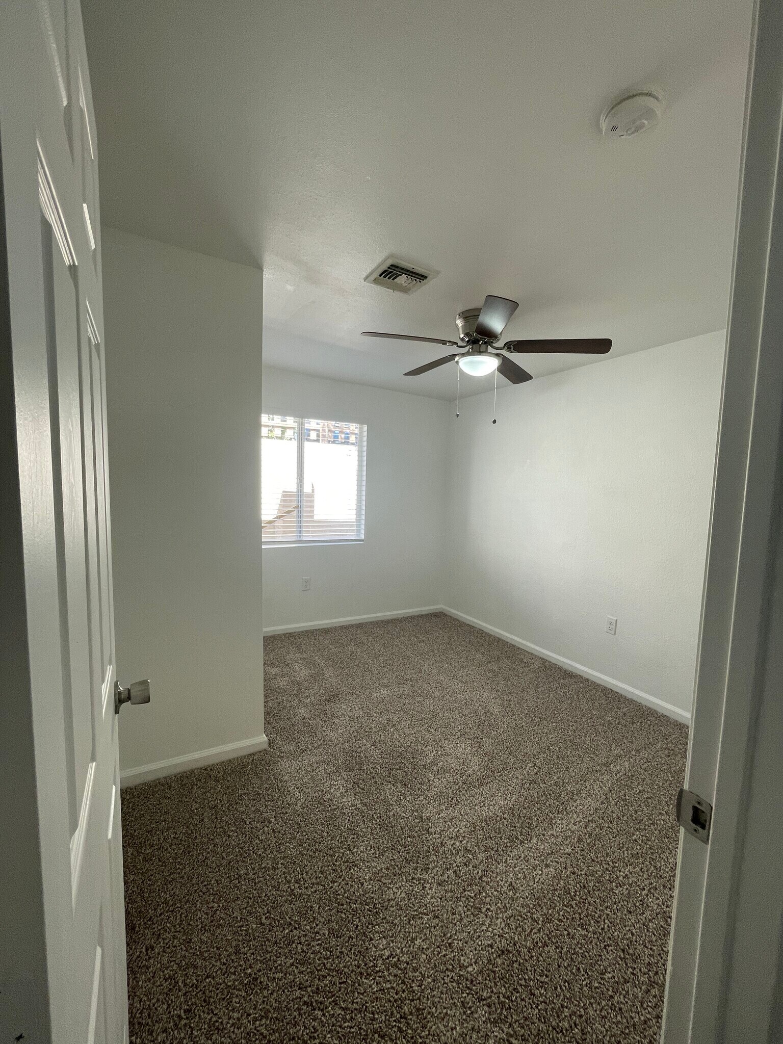 Building Photo - 1529 E Sunnyside Dr