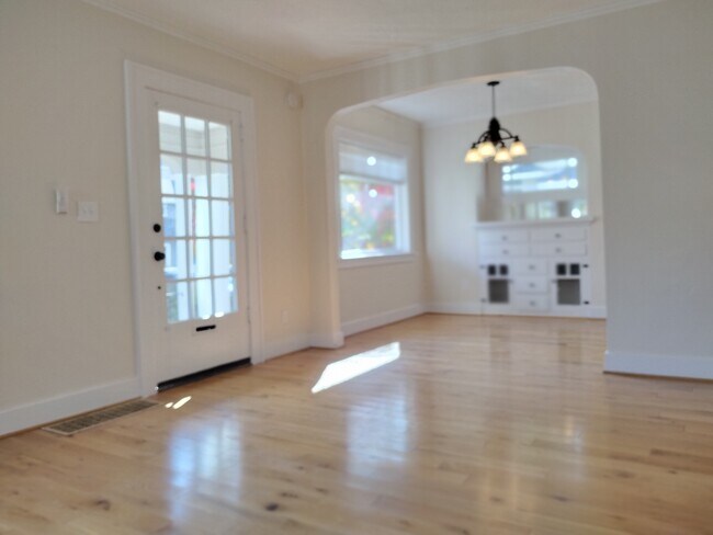 Building Photo - 2551 NE 32nd Pl