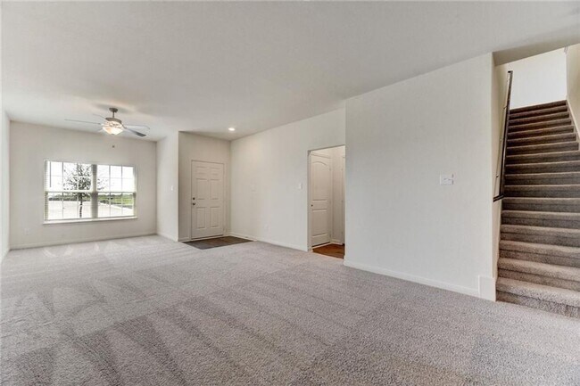 Building Photo - Beautiful 5 Bed 2.5 Bath Home!