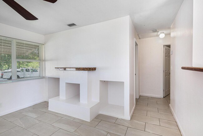 Building Photo - 6111 NW 43rd Ave