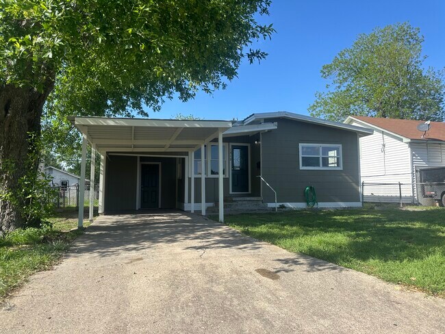Primary Photo - 1312 E Mesquite Ln