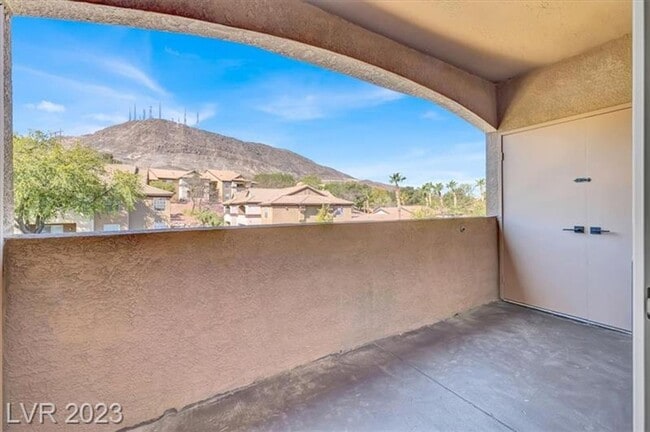 Building Photo - Stunning condo in Henderson!