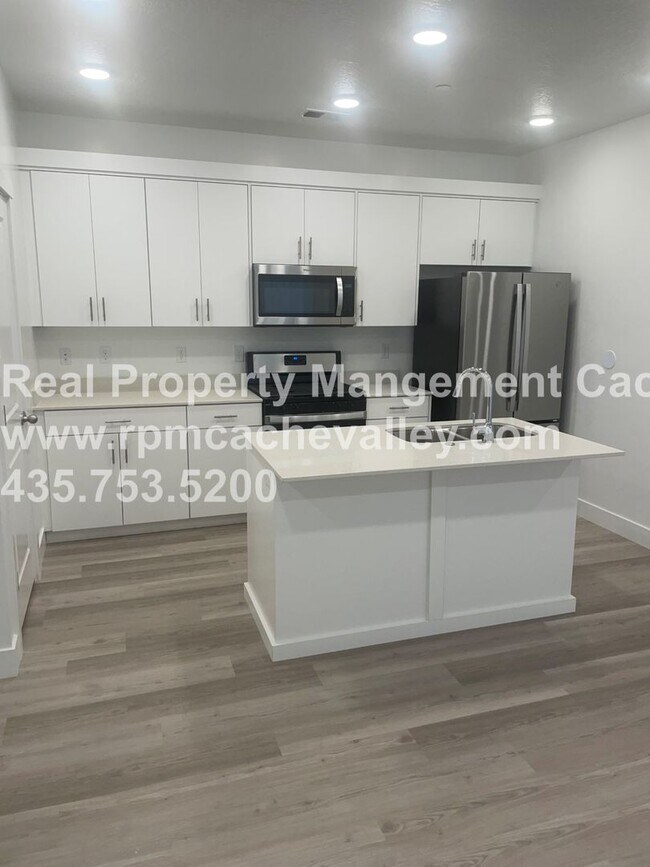 Building Photo - 472 W 40 S