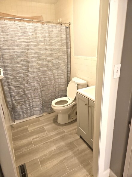 Bathroom - 20 Nixon St