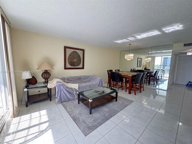 Building Photo - 2030 S Ocean Dr