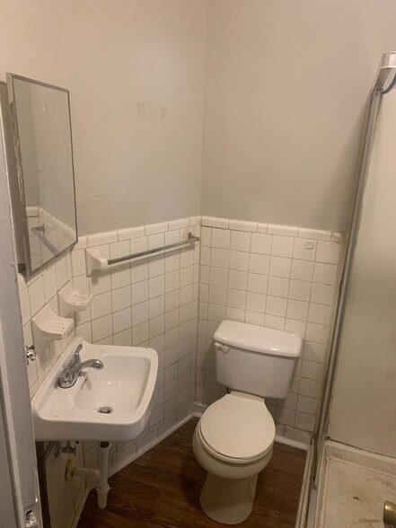 Unit 103 bath - 125 E Frontage Rd