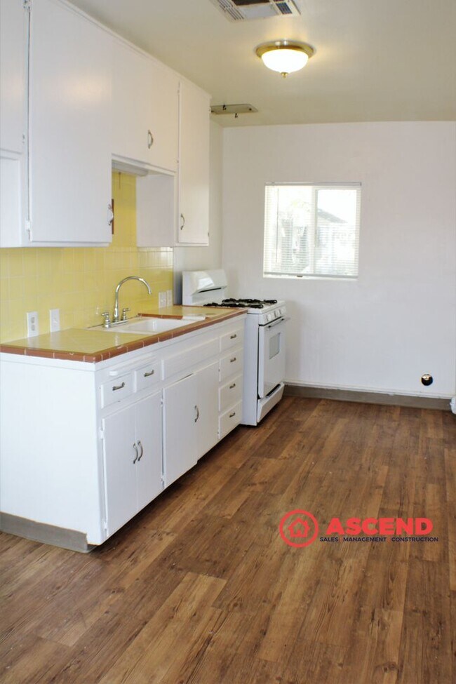 Building Photo - 615 Olive St