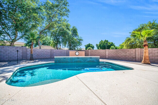 Building Photo - 7149 W Avenida Del Sol