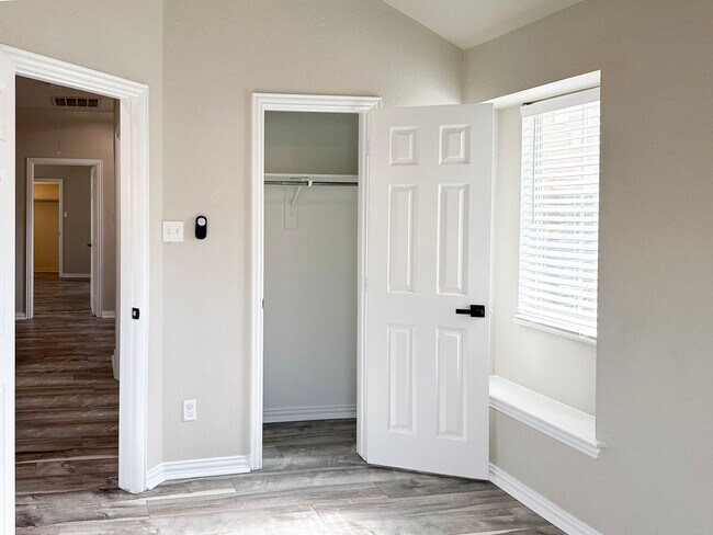 Building Photo - 505 Kingscote Ct