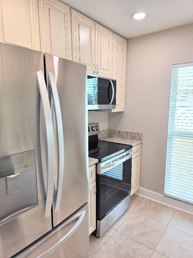 Building Photo - Beautiful 2-bedroom, 2-bath waterfront villa