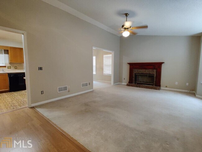 Building Photo - 1529 Roberts Dr SE