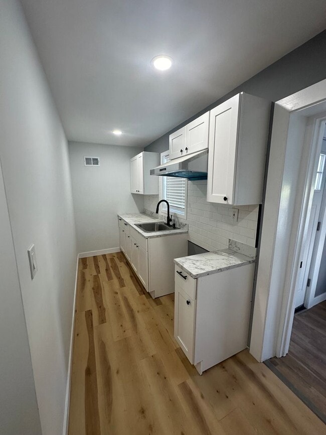 Building Photo - Beautiful renovated 3 bedroom townhome
